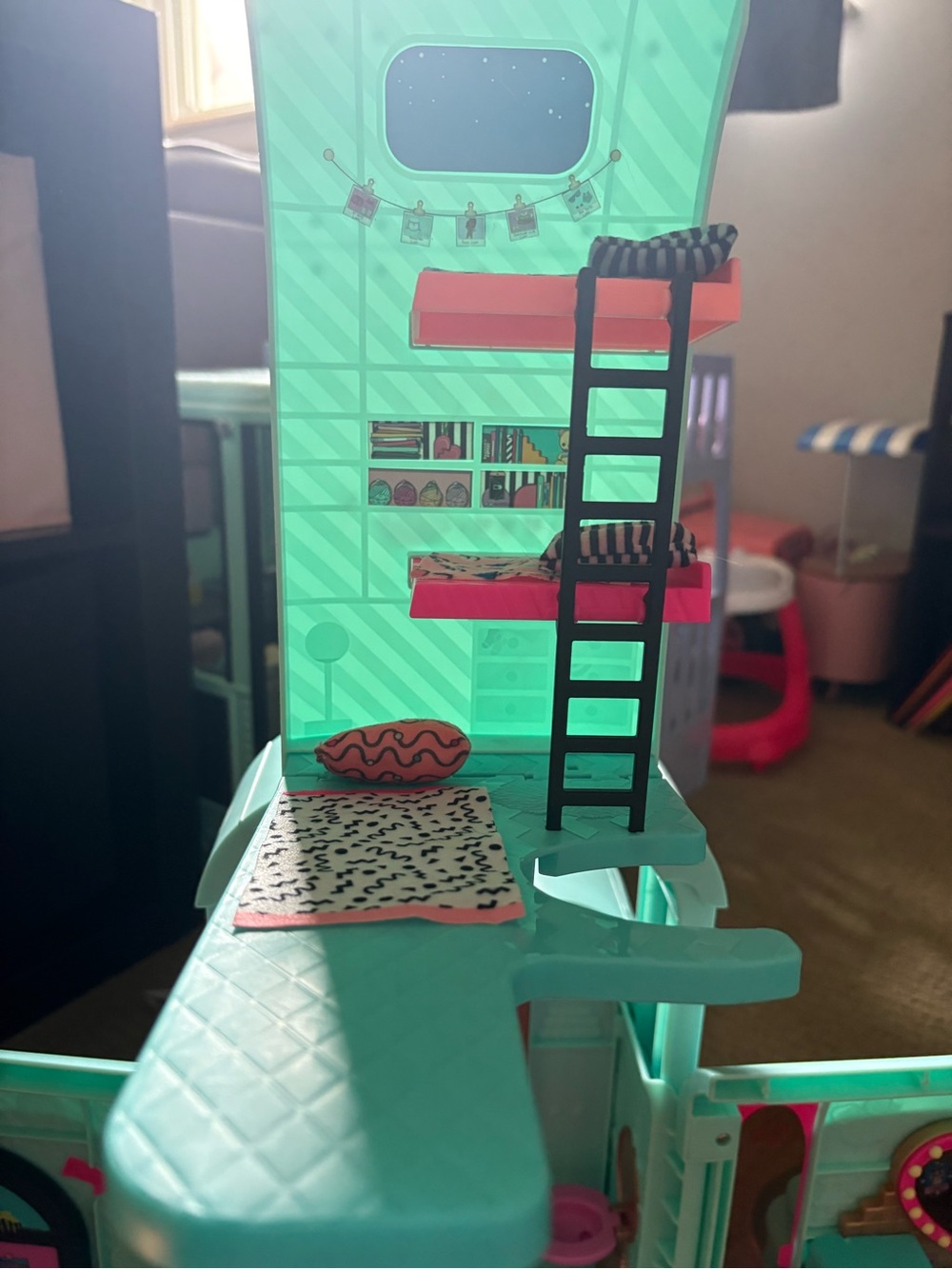 L.O.L. Surprise! Mint Camper Van, Car and Furniture - Picture 3 of 15